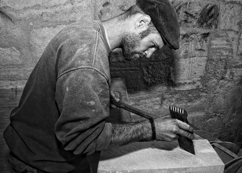 tailleur-LA COLLE SUR LOUP-min_man-black-and-white-photography-monument-male-statue-1202231-pxhere.com